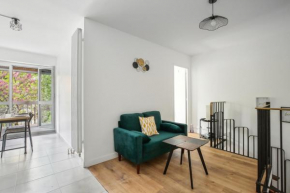 Duplex apartment downtown with parking